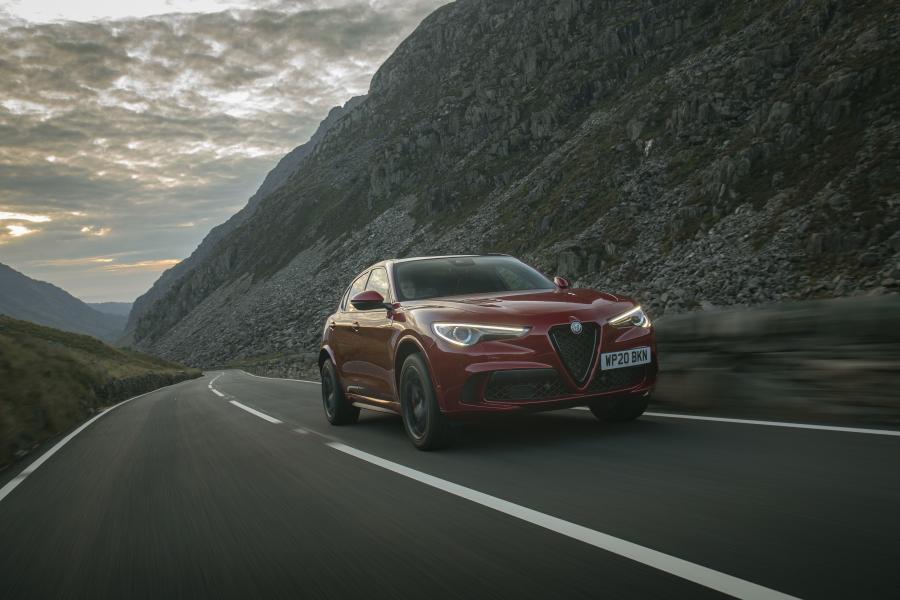  Alfa Romeo Stelvio Quadrifoglio (949) 2020 года  (UK) (фото 17 из 37)